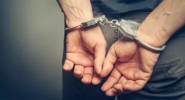 Kontrowersyjny milioner siłą doprowadzony do więzienia. Znamy powód