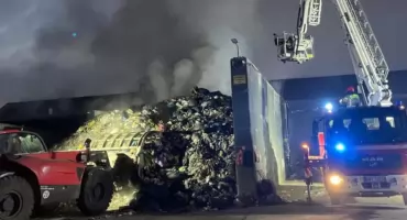 U SĄSIADÓW: Pożar w bazie odpadów w Wyszkowie. Strażacy walczyli blisko 3 godziny