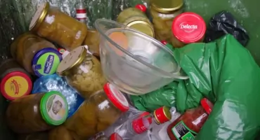  Gdzie wyrzucić słoik ze starymi przetworami? Na pewno nigdy nie wyrzucamy słoika w całości!
