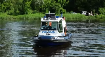 Wypił i popłynął. Nietrzeźwy sternik pontonu zatrzymany na Narwi 
