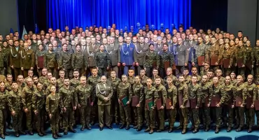  Prawie 180. żołnierzy otrzymało patenty oficerskie