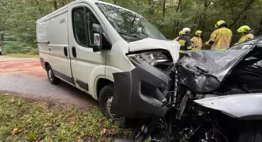 Młody kierowca wypadł z łuku drogi. Zderzenie pojazdów w Murowance