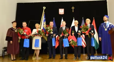 Zasłużeni dla Miasta Pułtuska otrzymali medale. Uroczysta Sesja Rady Miejskiej w Pułtusku