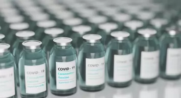Ruszyły szczepienia przeciwko COVID-19. Farmaceuta: zainteresowanie jest ogromne