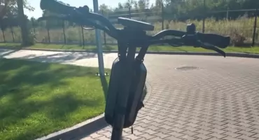 Ona poszukiwana przez sąd, on ma trzy nakazy doprowadzenia do zakładu karnego. Zostali przyłapani przez... jazdę na hulajnodze 