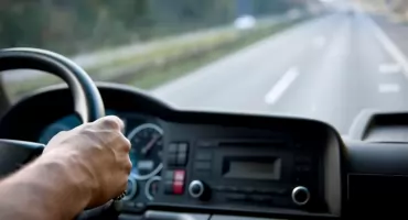 Kierowca z dożywotnim zakazem, kompletnie pijany, jechał pod prąd 