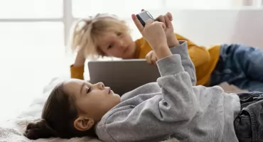  Dostęp do szkodliwych treści w internecie jest dla dzieci zbyt prosty. Trwają prace nad jego ograniczeniem