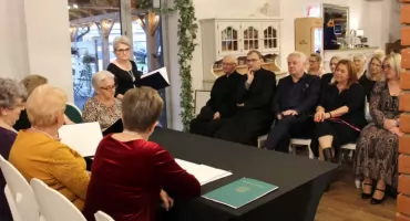 Seniorzy „Pod Dębami” Zachwycają w Zatorzance. Dzień Seniora