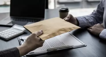 Wyłudzili 5 milionów! Para oszustów powoływała się na wpływy u prominentnych polityków i urzędników 