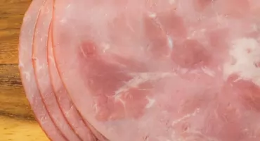 To dlatego wędlina psuje się w lodówce. Oto najczęstszy błąd, który popełniamy 