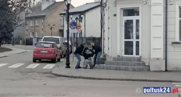 Nielegalalne automaty, narkotyki i pościg ulicami Pułtuska. Policjanci zatrzymali podejrzanego przy „Kamienicy”. 