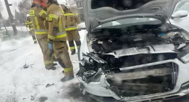 Dwie osoby poszkodowane w wypadku i kolizja z udziałem czterech aut na Popławach 