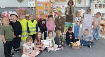 Przedszkolaki poznały tajniki życia w lesie