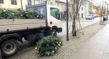 Święta coraz bliżej – na Świętojańskiej powstają dekoracje