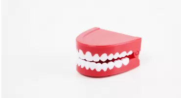 Zamiast protezy dostał... plastikową zabawkę. Kolejne oszustwo w sieci, na które nabrało się już wiele osób