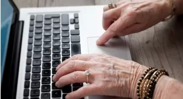 Chciała sprzedać własnoręcznie zrobioną ozdobę świąteczną, straciła 10 tys. zł! Oszuści wyłudzili 5 kodów BLIK