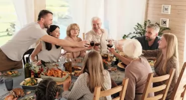 Jak krok po kroku zamówić catering na rodzinne przyjęcie? 