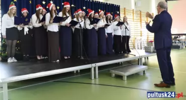 Świąteczna niespodzianka w Ruszkowskim. Chór szkolny zachwycił gości [zdjęcia, filmy]