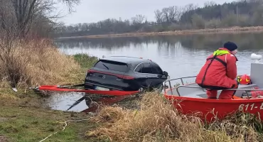 Mercedes wpadł do Narwi