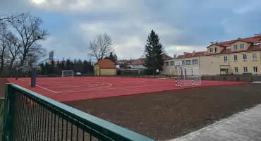 Sportowy przełom w pułtuskim Prusie. Nowoczesne boisko wielofunkcyjne staje się rzeczywistością
