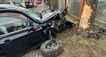 Kierowca volkswagena stracił panowanie nad pojazdem, uderzył w drzewo
