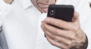 Ku przestrodze: 74-latek przez jedną aplikację stracił oszczędności życia. Policja ostrzega - to plaga