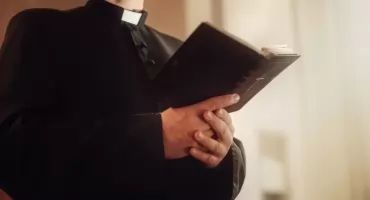 Ile Polacy dają księdzu podczas kolędy? Oto średnia kwota