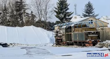 75-letni zabytkowy parowóz od czterech lat czeka na remont, w ostatnich miesiącach nieosłonięty przed śniegiem