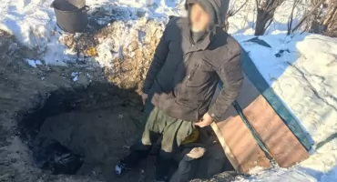 Mężczyzna wykopał w Warszawie ziemiankę. Mieszka w niej od 15 lat 