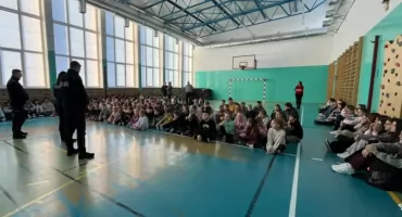  Edukacja zamiast wypadków. Pułtuscy policjanci przygotowują uczniów do ferii