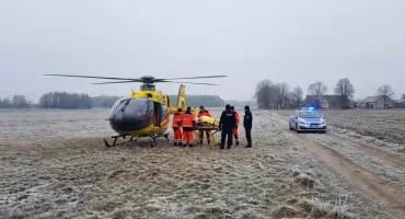 Trwa walka o życie kobiety znalezionej na polu. Dramatyczna akcja ratunkowa w sąsiednim powiecie