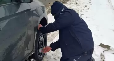 Dzielnicowi ze Świercz pomogli kierującej, która złapała gumę