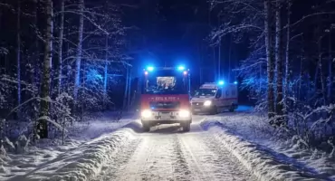 Wspólna akcja straży i pogotowia w zaśnieżonym terenie