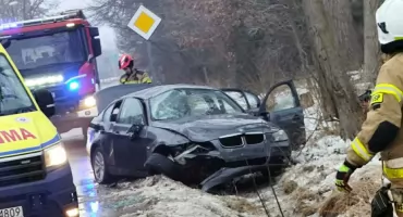 O krok od tragedii w Pułtusku. Pijany kierowca BMW o mało nie skasował radiowozu i dachował w rowie