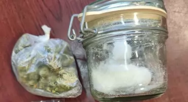 U sąsiadów: 17 zarzutów dla 37-latka. Narkotyki ukrywał w pokoju i w beczce z pszenicą