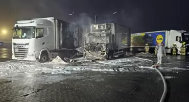 Pożar na terenie magazynu Lidl. Dwie ciężarówki w ogniu