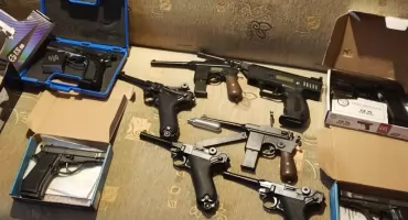 Snajper-senior terroryzował osiedle? W mieszkaniu 81-latka z Siedlec odkryto arsenał