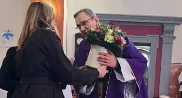 Imieniny Księdza Proboszcza. Delegacje, kwiaty i kolejka z życzeniami