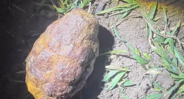   Granat na polu. Niebezpieczne znalezisko w gminie Świercze