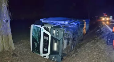 U sąsiadów: Zamiast na drogę, patrzył w telefon. Kosztowny finał jazdy pijanego kierowcy mana