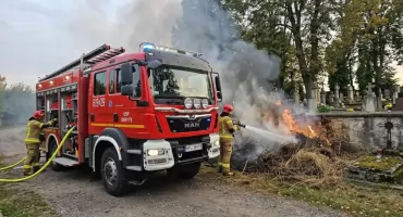 OBRYTE: Pożar przy cmentarzu parafialnym