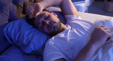 Flaming! Śpisz w takiej pozycji? Zobacz, co to oznacza 