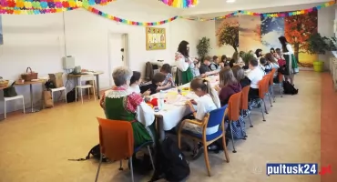 Kurpiowskie tradycje w pułtuskiej „Czwórce” – warsztaty tworzenia wielkanocnej oklejanki z Puszczy Białej