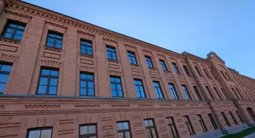 Płać i płacz? Stawki w nowych koszarach za mieszkania komunalne