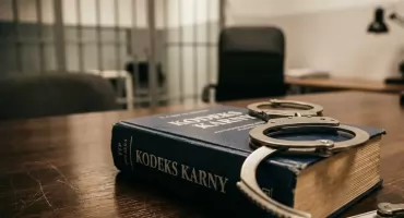 U sąsiadów: Amfetamina w pudełku i gotówka w butach. Bezduszna opiekunka okradła 93-latkę