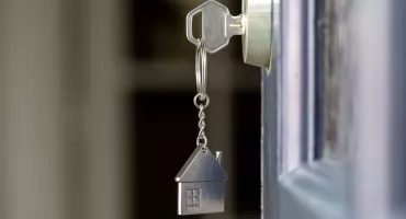 Zostawiasz na noc klucz w zamku? Złodziej tylko na to czeka 