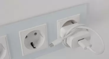 Ładowarka zostawiona w gniazdku to realne zagrożenie? Wyjaśniamy 