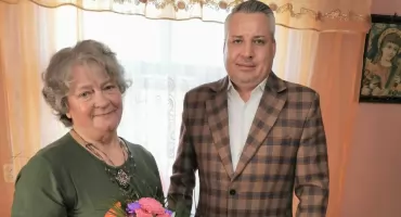 Kwiaty, życzenia i moc wzruszeń – 80. urodziny Pani Marii 