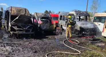 Akcja gaśnicza w Kleszewie. Spłonęły trzy autobusy