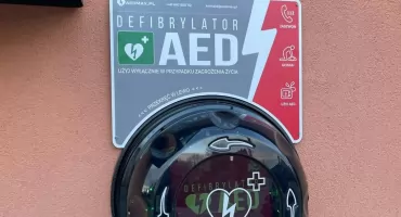 Nowoczesny ratownik na ścianie remizy. OSP Pniewo z nowym defibrylatorem AED
